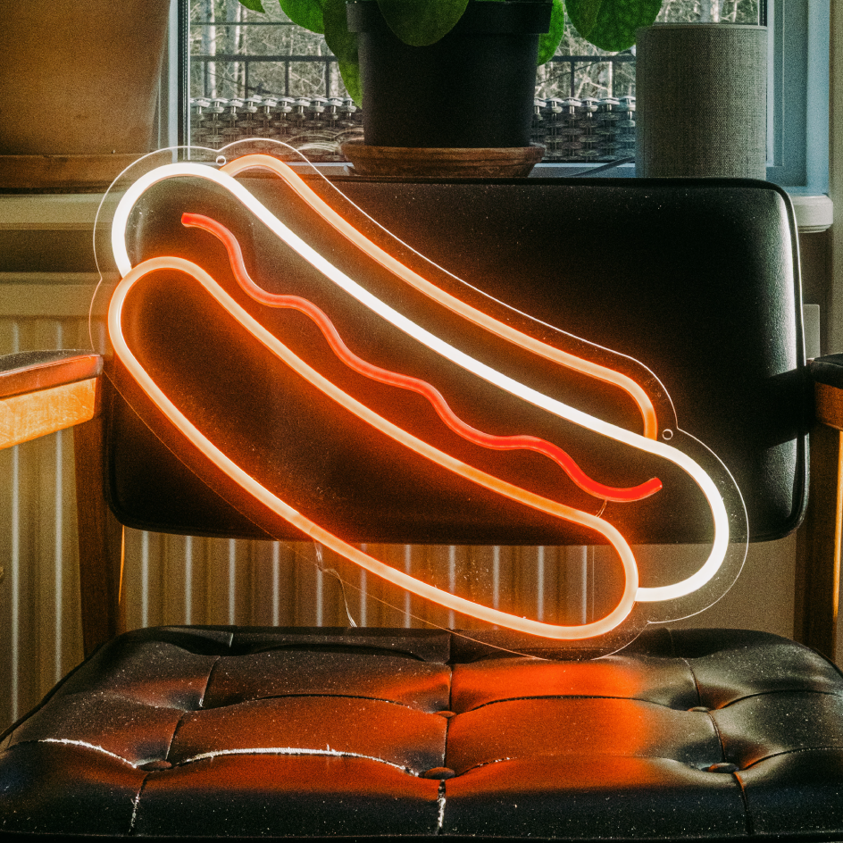 Lekfull LED-neonskylt med personligt budskap – tillverkad i Stockholm.