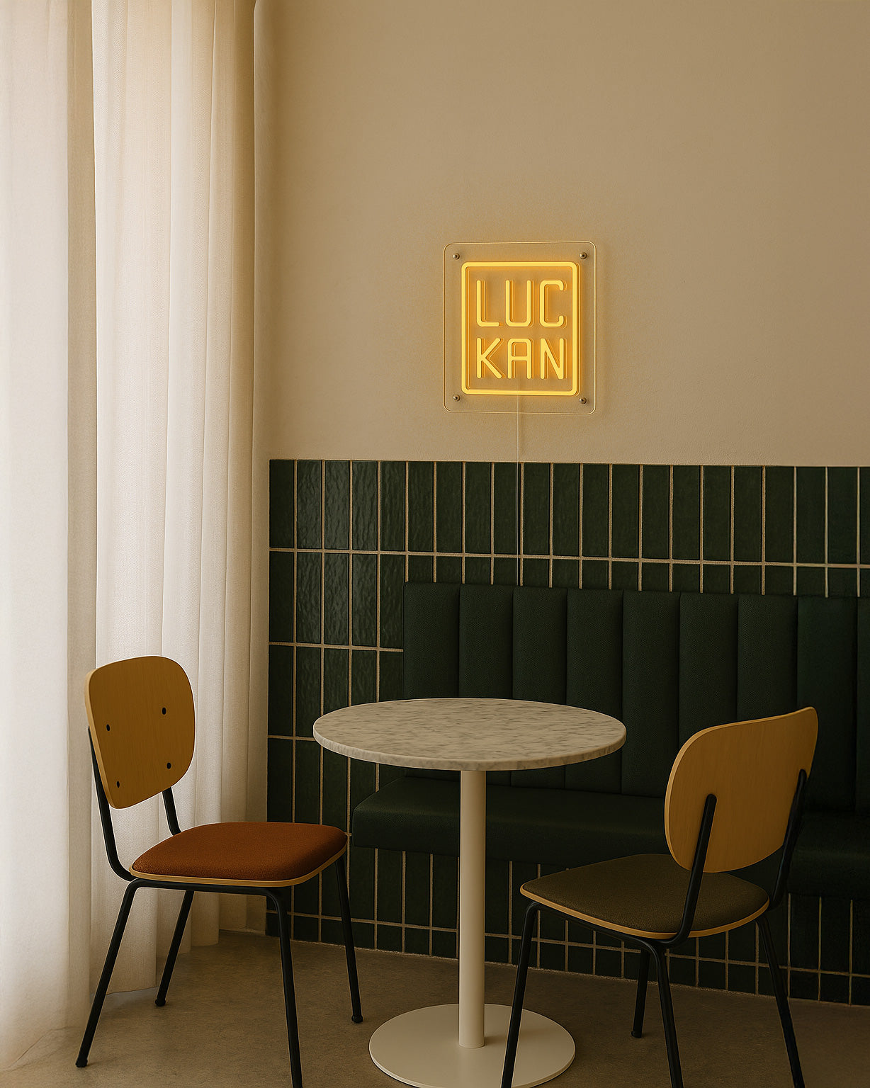 Skräddarsydd LED-neonskylt med företagslogotyp, handgjord i Stockholm av Sthlm Neon.